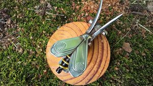 Bee on Wood (OUT OF STOCK)