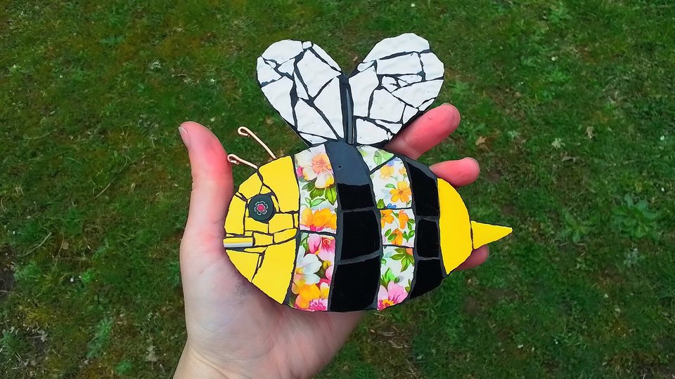 Summer Flowers Bee (yellow face)