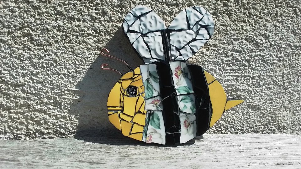 Silver Flowers Bee (yellow face)