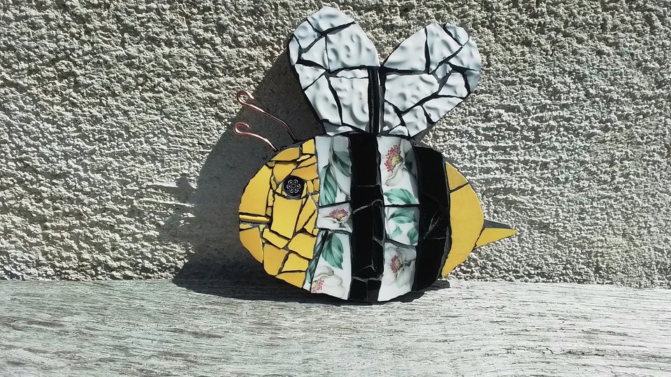 Silver Flowers Bee (yellow face)