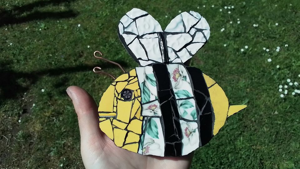 Silver Flowers Bee (yellow face)