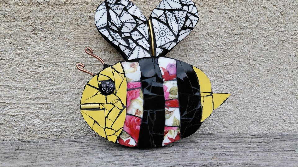 Pink & White Roses Bee (yellow face)