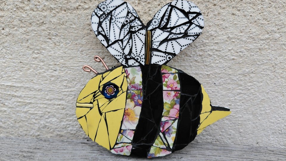 White & Pink Daisies Bee (yellow face)