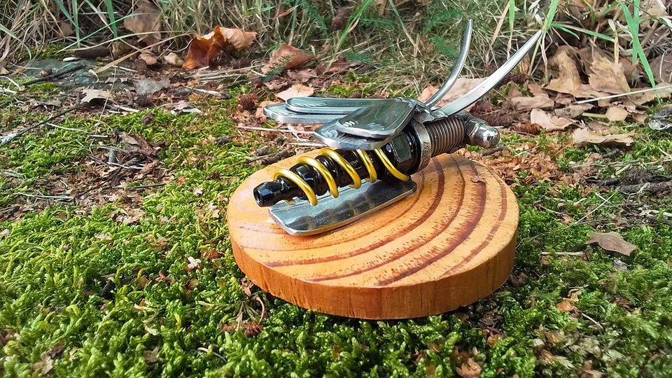 Bee on Wood (OUT OF STOCK)