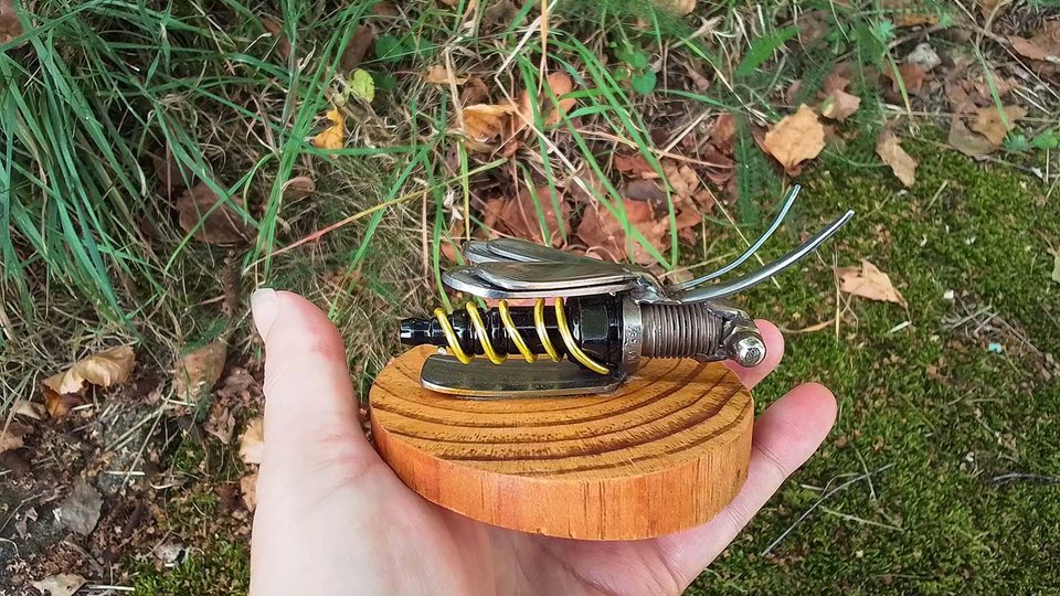 Bee on Wood (OUT OF STOCK)